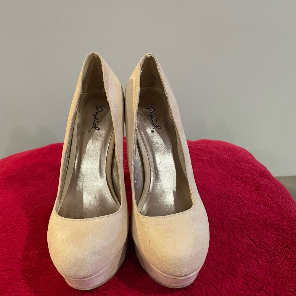 Shoes color taupe size 6